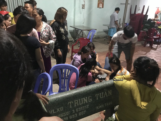 Người thân nạn nhân vật vã.