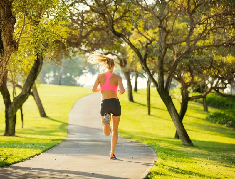 Không xem nhiều TV: Tất cả những người giàu quản lý thời gian làm việc và thời gian cá nhân theo cách hiệu quả. Vì vậy, họ thích đọc sách, đi dạo, tập thể thao. Tỷ phú trẻ Garret Gee cũng nói rằng điều quan trọng là phải tìm 3 sở thích: một để kiếm tiền, một cho sự sáng tạo và một thứ nữa để giữ sức khỏe. 