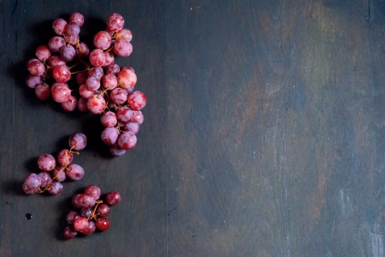 Nho được chứng minh giúp phòng tránh bệnh tim và cholesterol cao, nhờ hàm lượng cao chất chống oxy hóa quercetin và resveratrol. Quả nho cũng là một nguồn cung cấp kali và sắt, ngăn chuột rút và thiếu máu.