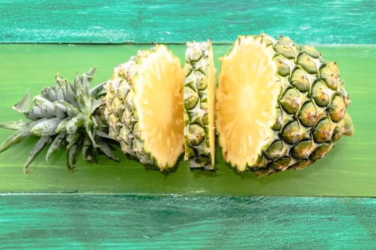 Dứa là hoa quả mùa hè có nhiều rất tốt cho sức khỏe. Nó giàu bromelain, một loại enzyme chống viêm làm giảm nguy cơ đau tim và đột quỵ, cũng như tăng khả năng sinh sản.