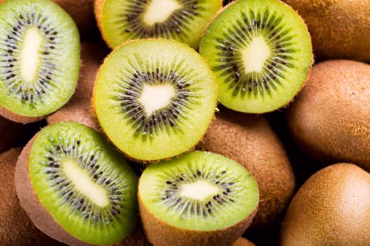 Kiwi chứa nhiều vitamin E và vitamin C, là hai chất chống oxy hóa mạnh, giúp bảo vệ cơ thể chống lại ung thư và giúp mắt khỏe mạnh.