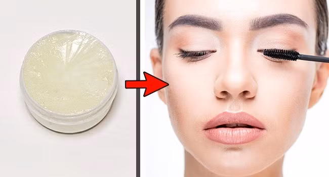 Dùng sáp dưỡng giúp làm dịu, tăng độ ẩm cho làn mi. Lấy một chút sáp bằng bàn chải hoặc ngón tay rồi bôi nhẹ nhàng lên lông mi. Nhớ là nên thoa một lượng vừa đủ và tránh xa mí mắt. Rửa sạch sáp dưỡng vào buổi sáng.