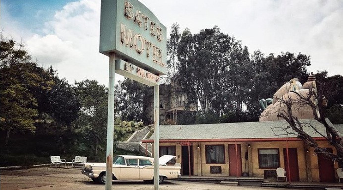 Phim trường khổng lồ sở hữu những căn nhà hoang, địa điểm u ám đáng sợ phục vụ mọi cảnh quay của những thước phim kinh dị.