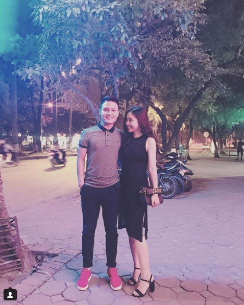 Nhật Lê chọn váy đen sang chảnh đi chơi cùng bạn trai.