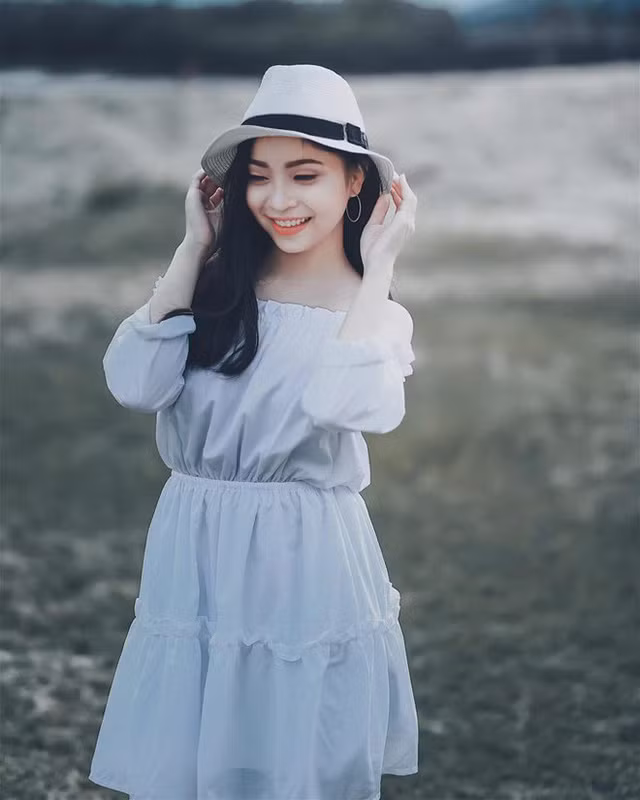 Yêu kiều với váy trắng nữ tính.