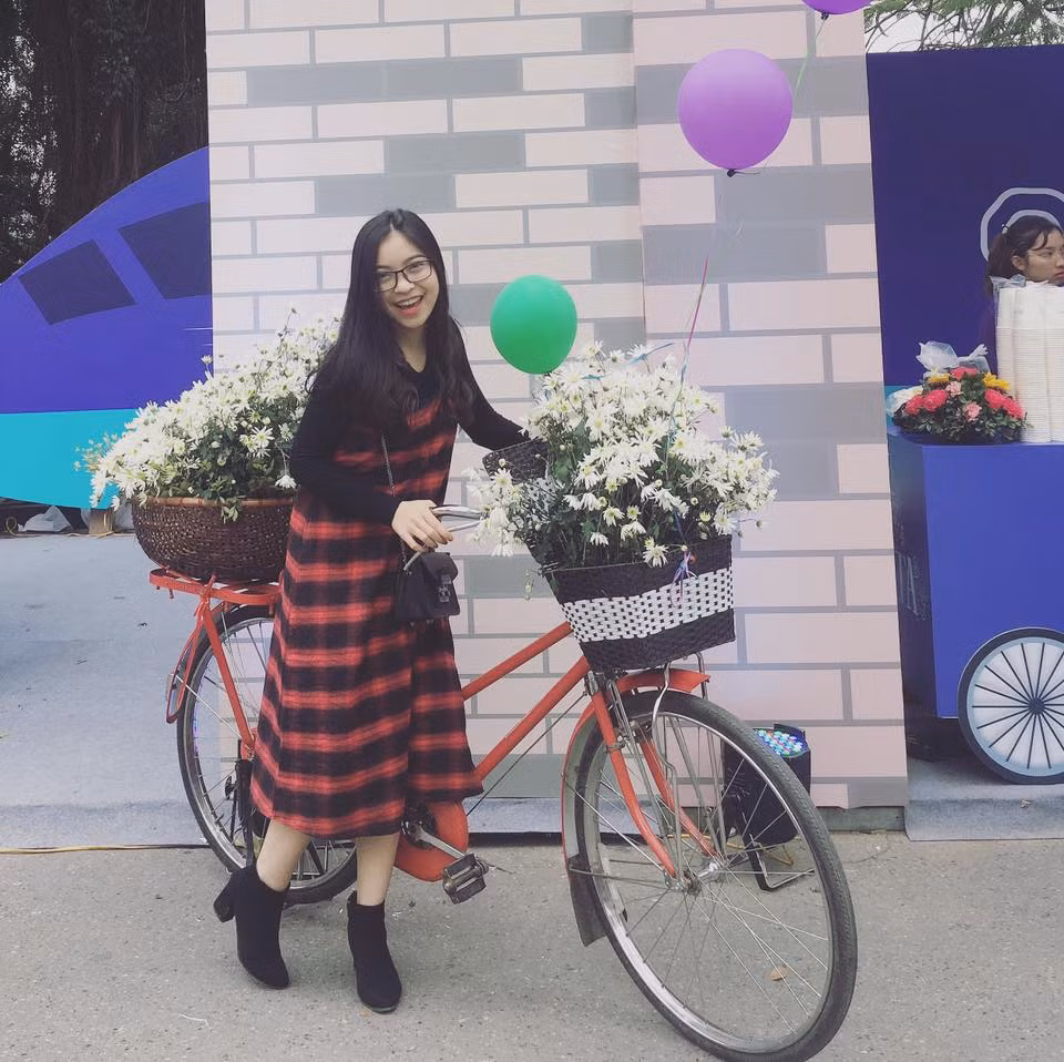 Nhật Lê rất chuộng màu đen nhưng cô biết cách kết hợp tông màu khiến mình luôn trẻ trung, năng động.