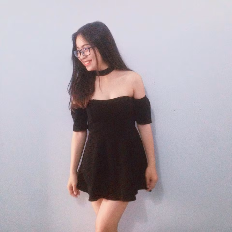 Nhật Lệ gợi cảm trong chiếc váy đen.