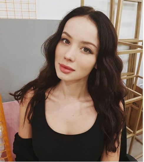 Cô gái xinh như búp bê này là con lai gốc Singapore, Thái Lan và Ba Lan.