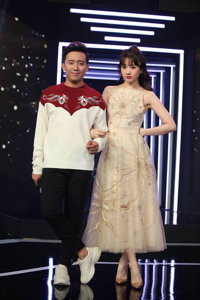 Nữ ca sĩ không quá quan trọng những thiết kế tôn đường cong. Cô chọn chiếc váy dài màu trung tính xinh như một nàng công chúa.