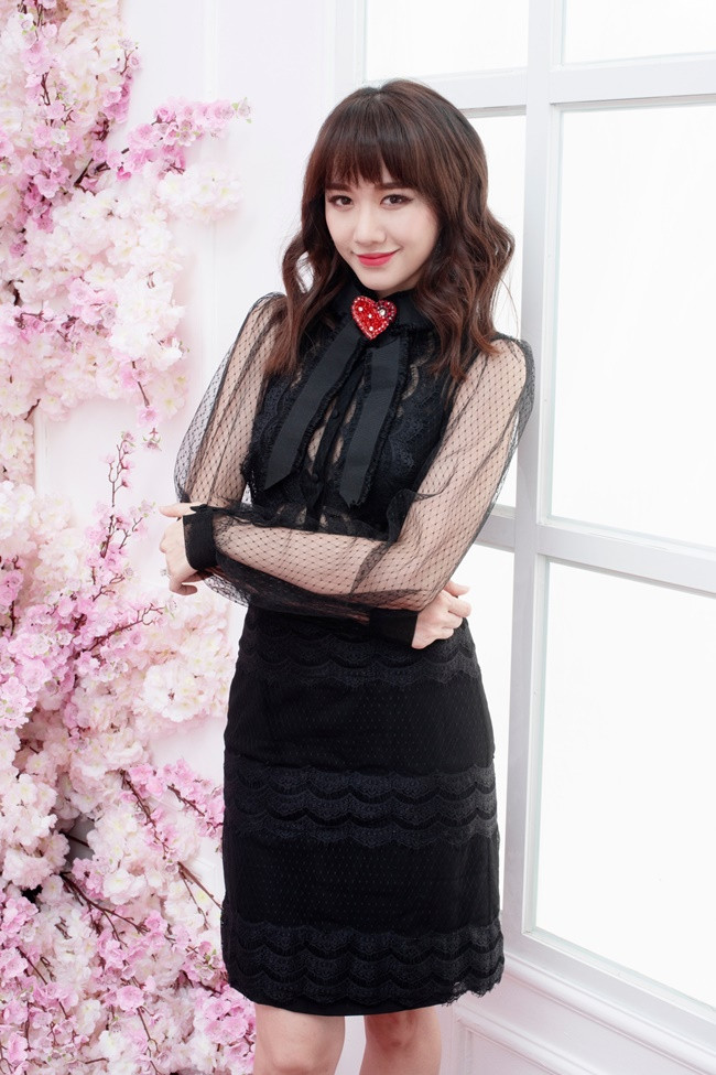 Thiết kế nền nã của chiếc váy giúp Hari ra dáng một quý cô thanh lịch.