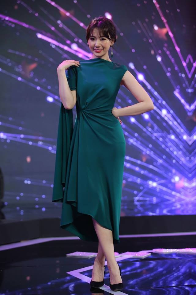 Cô chọn chiếc váy xanh thắt eo và có phần vai cách điệu cực xinh.