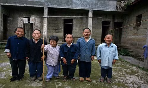 Nhiều người đã bỏ làng ra đi do lo sợ hội chứng “ngắn người” ám ảnh, thế hệ sau đã cao hơn thế hệ trước, dù chỉ một chút.