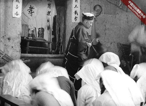 Một số kẻ dựng chuyện cho rằng, đây là quả báo của tổ tiên để lại do không chôn cất, cúng lễ chu đáo. Số khác cho rằng, do ăn thịt rùa nên phải chịu hậu họa.