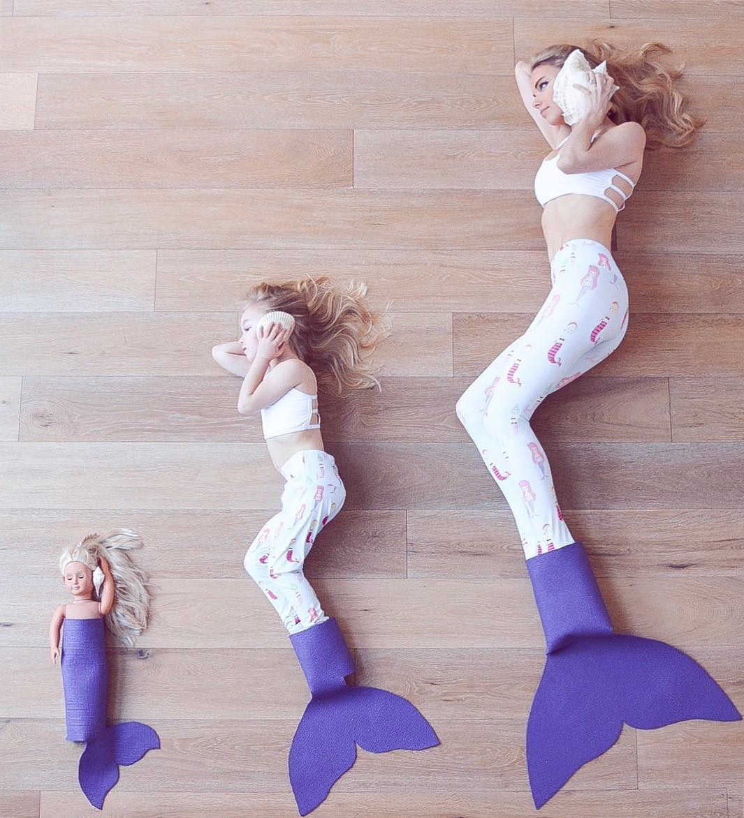 Trong các bức ảnh, gia đình gồm 5 thành viên mặc những trang phục độc đáo, hóa trang thành các nhân vật trong phim, truyện hay những đồ vật ngộ nghĩnh khiến người xem không khỏi thích thú.