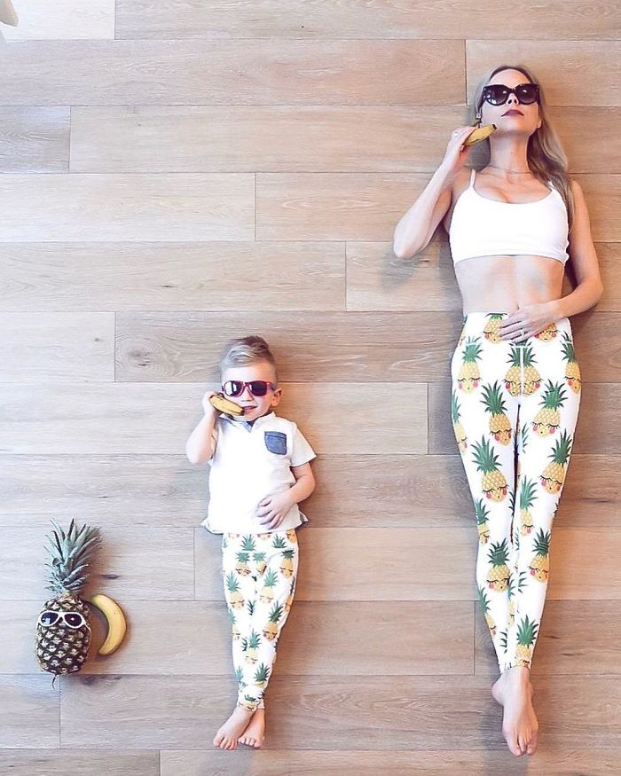 Mẹ và con trai cùng tạo một dáng.