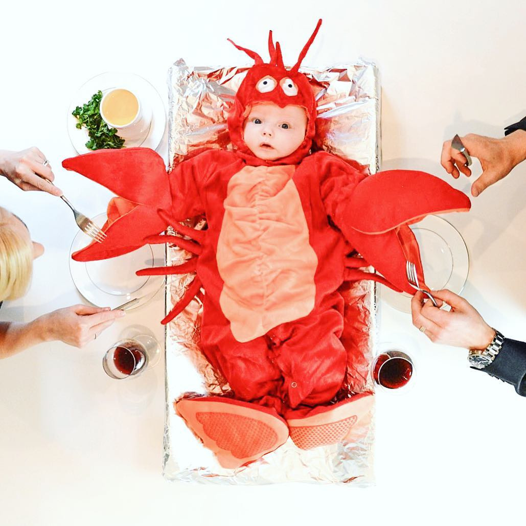 Có lẽ ý tưởng sáng tạo nhất của cô là đã khéo léo sắp xếp bối cảnh để gia đình mình trông như một bữa ăn ngon lành, từ các món sushi đến bữa sáng có thịt xông khói và trứng, thậm chí là một bé tôm hùm cực dễ thương.