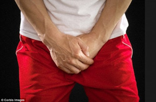 Việc cắt bớt lông vùng kín sẽ giúp cậu nhỏ được khô thoáng hơn giúp ngăn ngừa nguy cơ tích tụ những chất thải, chất bẩn tại lỗ chân lông gây viêm nhiễm.