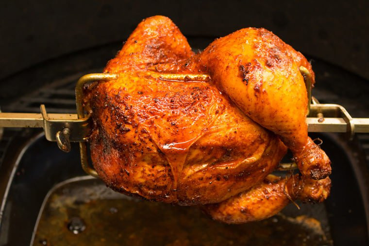 Gà sau khi được làm sạch sẽ được ướp với 10 loại thảo mộc, gia vị và trái cây tươi như cam, hồi, quế… trong 24 giờ trước khi nướng.