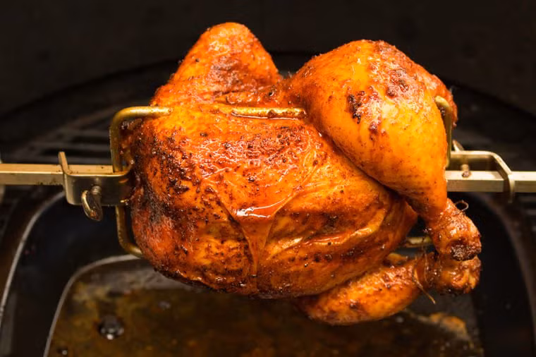 Gà sau khi được làm sạch sẽ được ướp với 10 loại thảo mộc, gia vị và trái cây tươi như cam, hồi, quế… trong 24 giờ trước khi nướng.