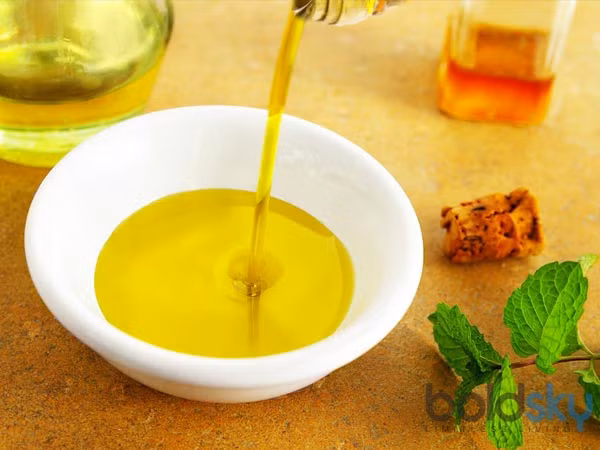 Nhiều người mắc lỗi khi hâm nóng lại dầu ăn nhiều lần. Việc nấu lại dầu ăn có thể làm giảm giá trị dinh dưỡng thực phẩm và cũng có thể gây ra các vấn đề về tiêu hóa.