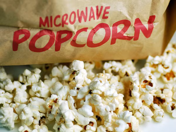 Nếu bạn có thói quen làm bỏng ngô trong lò vi sóng, thì hãy dừng ngay lại bởi vì bắp rang bằng lò vi sóng chứa axit perfluorooctanoic có thể gây hại cho cơ thể bạn. Nó thậm chí có thể dẫn đến ung thư và các bệnh khác.