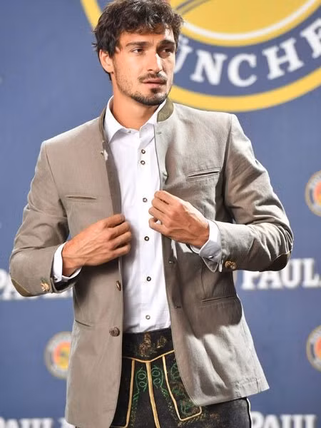 Mats Julian Hummels cũng là cầu thủ Đức điển trai và có vẻ ngoài cuốn hút nhờ đôi mắt sâu và bộ râu quai nón.
