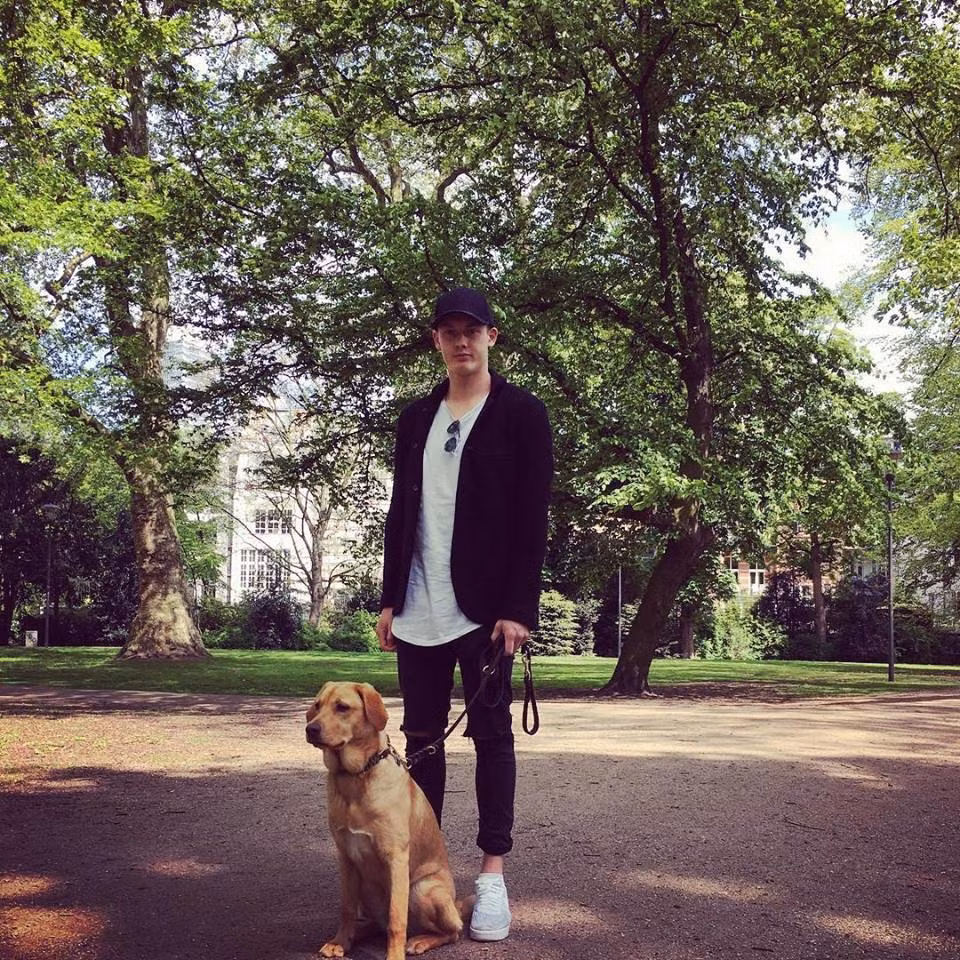 Vì tuổi rất trẻ nên Julian sở hữu vẻ điển trai có phần hơi trẻ con. Dù vậy, chàng tiền vệ này vẫn có gu thời trang cực chất mà nhiều người phải trầm trồ.