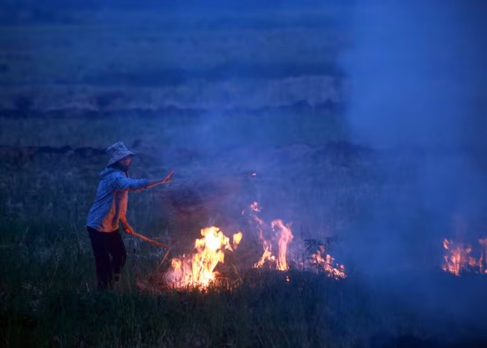Cứ vào tháng 6, tháng 7, người dân tại các khu vực ngoại thành lại đốt rơm rạ không những ảnh hưởng đến môi trường, sức khỏe con người mà còn làm mất an toàn cho người tham gia giao thông khi đường phố luôn bị một lớp "sương mờ" vây kín.