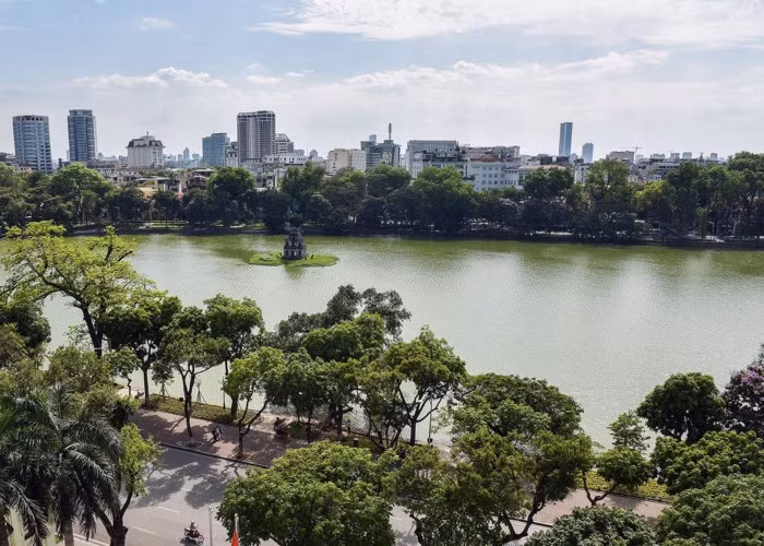 Hà Nội đang bước vào mùa hè nắng nóng, nhiệt độ tăng cao nhưng cũng là mùa xuất hiện mưa nhiều, kéo theo đó là hàng loạt những vấn đề có thể ảnh hưởng đến cuộc sống người dân.