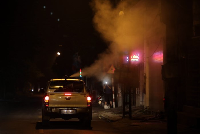 Suốt mùa hè năm 2017, Hà Nội hứng chịu đợt dịch sốt xuất huyết nghiêm trọng. Tuy không chính thức công bố dịch nhưng các biện pháp chưa từng phải thực hiện như điều động, tăng cường xe phun thuốc diệt muỗi đêm, các "đội quân" đi phun thuốc diệt muỗi đã phải triển khai.