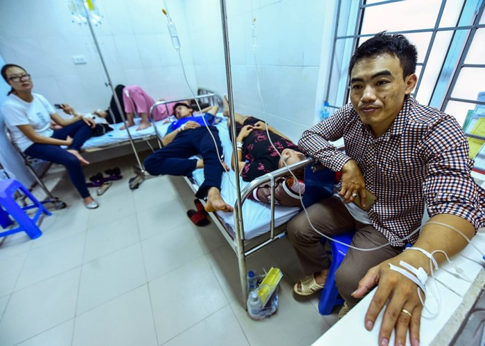 Mưa, nắng thay phiên nhau "hành hạ" Hà Nội khiến các bệnh viện trong thời gian này quá tải bệnh nhân mắc bệnh dịch mùa hè như sốt xuất huyết, tiêu chảy, viêm não, thủy đậu, đau mắt đỏ...