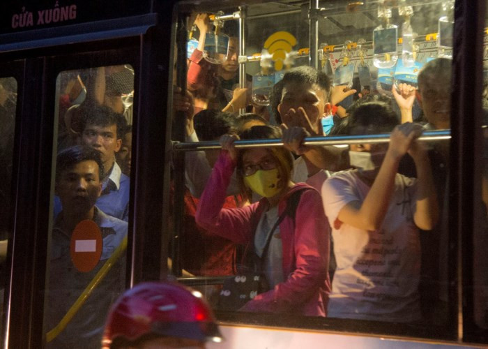 Ám ảnh những chuyến xe đông đúc, ngột ngạt trong những ngày oi bức tại Hà Nội.