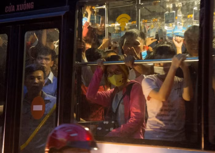 Ám ảnh những chuyến xe đông đúc, ngột ngạt trong những ngày oi bức tại Hà Nội.