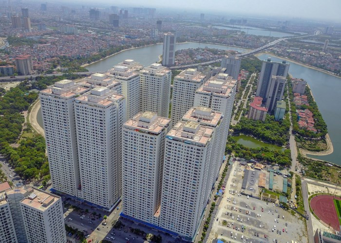 Khi nội đô đang bước vào thời “bê tông hóa”, không gian xanh bị thu hẹp khiến người dân thiếu khoảng không tự nhiên, giảm chất lượng sống, vào mùa hè lại càng trở nên bức bối. Những công trình như "tổ ong" tại Linh Đàm không khác gì "lò bát quái" trong mùa hè.