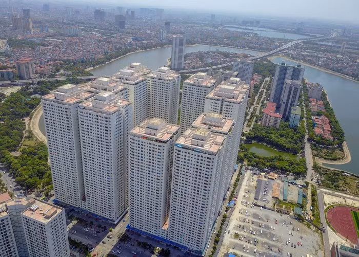 Khi nội đô đang bước vào thời “bê tông hóa”, không gian xanh bị thu hẹp khiến người dân thiếu khoảng không tự nhiên, giảm chất lượng sống, vào mùa hè lại càng trở nên bức bối. Những công trình như "tổ ong" tại Linh Đàm không khác gì "lò bát quái" trong mùa hè.