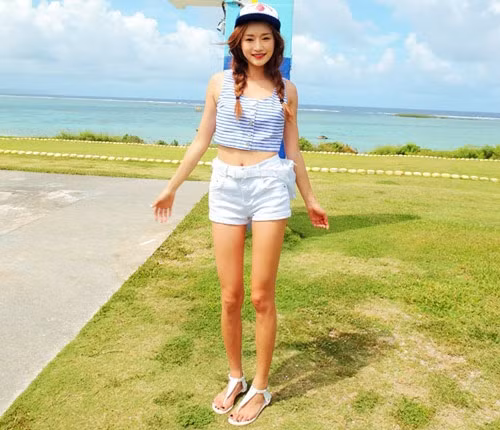 Sẽ thật thiếu sót khi đi du lịch lại không mang theo quần short – trang phục đi biển cũng hợp mà đi chơi cũng đẹp.