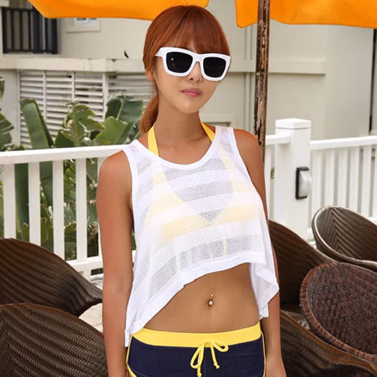 Khi đi du lịch biển bạn có thể diện những chiếc áo tanktop hay croptop dáng suông bên ngoài bikini, vừa kín đáo mà vẫn quyến rũ.