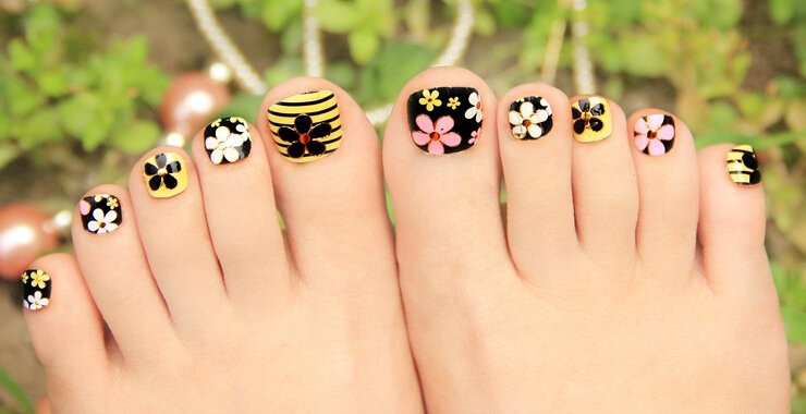 Các kiểu nail hoa lá cho cô nàng mộng mơ.