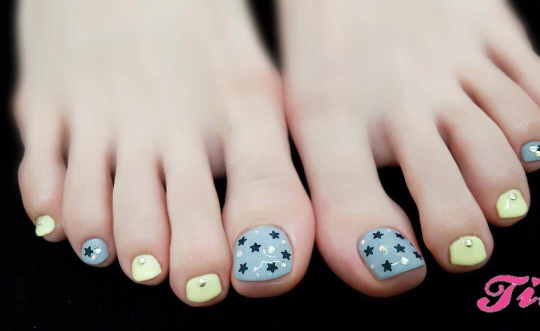 Mẫu nail chân màu xanh mang đến cảm giác mát mẻ.