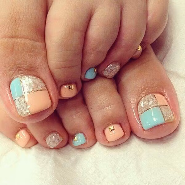 Nail chân tạo chút hình khối và điểm nhấn cho cô nàng cá tính.