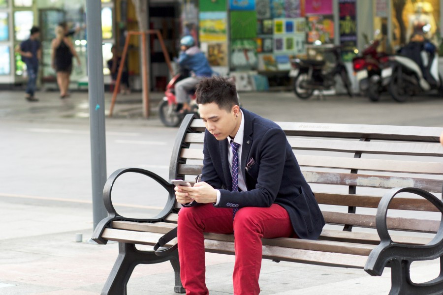 Đôi khi, anh còn rất cá tính khi chọn những trang phục tông màu rực rỡ.