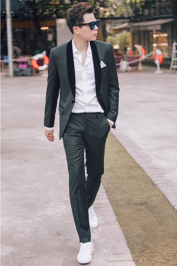 Nam ca sĩ mặc áo sơ mi trắng khoác áo vest trông lịch lãm và đẹp trai chẳng khác mỹ nam Hàn Quốc.