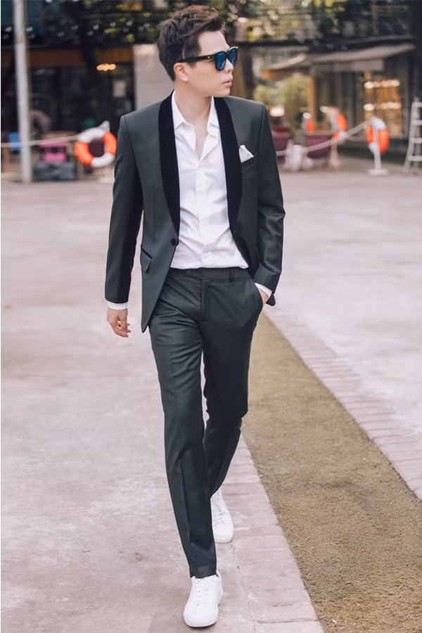 Nam ca sĩ mặc áo sơ mi trắng khoác áo vest trông lịch lãm và đẹp trai chẳng khác mỹ nam Hàn Quốc.
