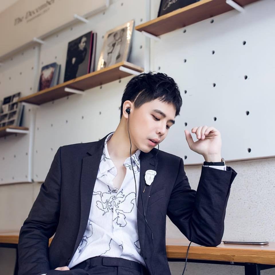 Anh mặc áo sơ mi hoa trông rất lãng tử.