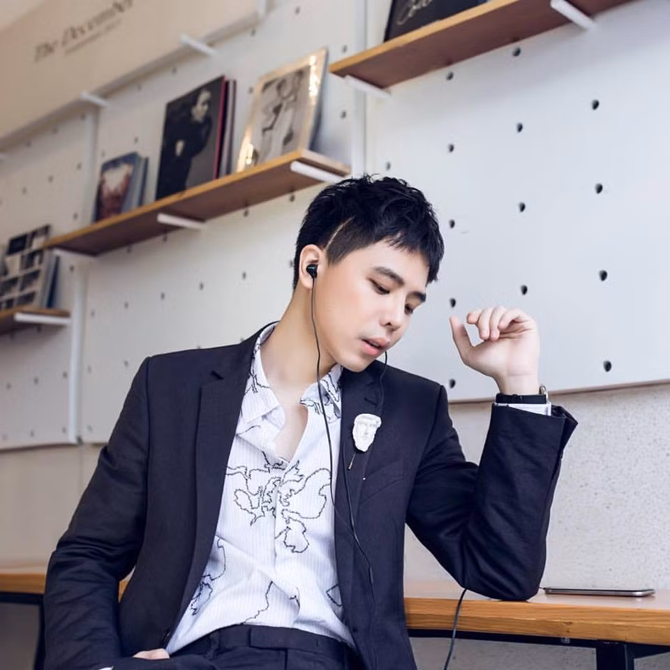 Anh mặc áo sơ mi hoa trông rất lãng tử.