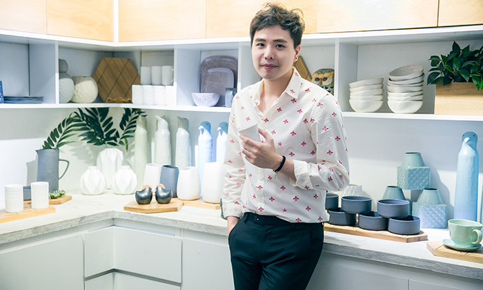 Anh chàng thường xuyên diện các loại áo sơ mi.