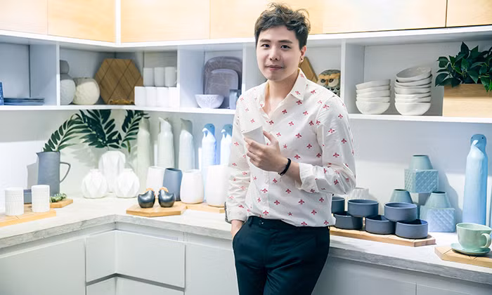 Anh chàng thường xuyên diện các loại áo sơ mi.