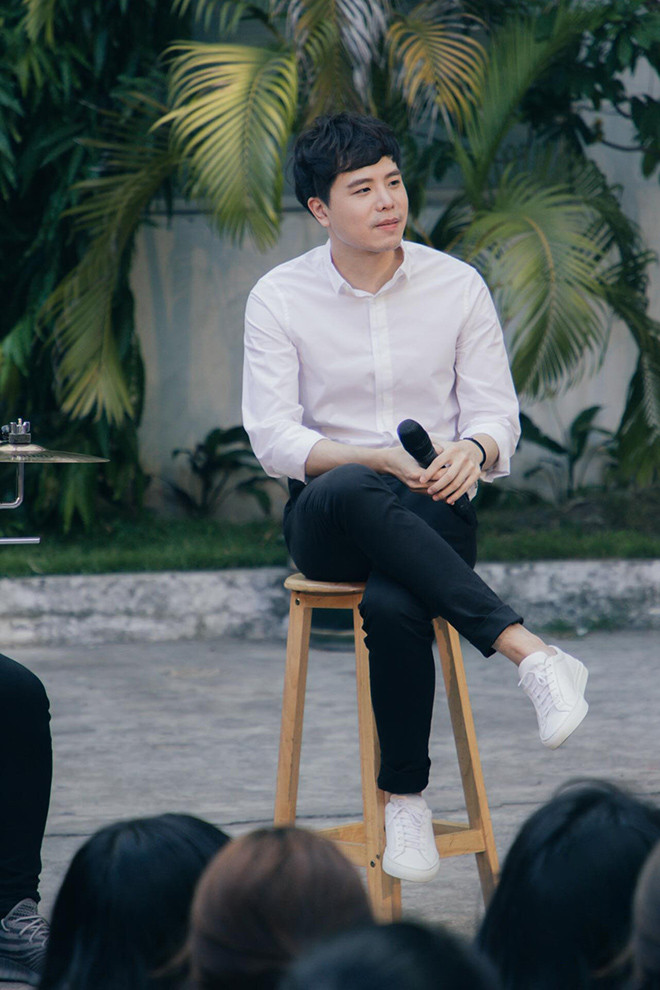 Dù chỉ mặc sơ mi trắng đơn giản nhưng anh trông vẫn rất bảnh bao.