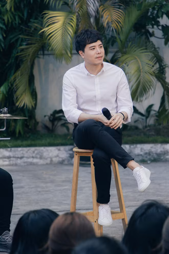 Dù chỉ mặc sơ mi trắng đơn giản nhưng anh trông vẫn rất bảnh bao.