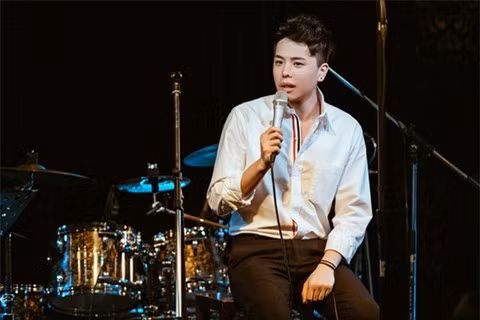 Phong cách thời trang của Trịnh Thăng Bình được đánh giá là lịch lãm và nam tính.